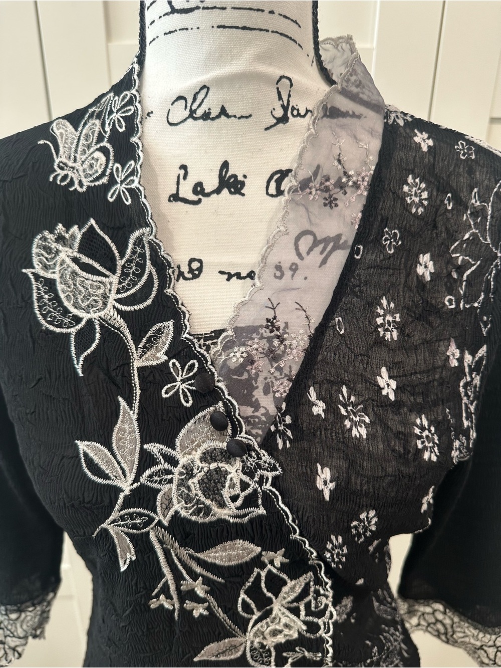 🩵ALBERTO MAKALI Black Embroidered Floral V-Neck Blouse SIZE MEDIUM.